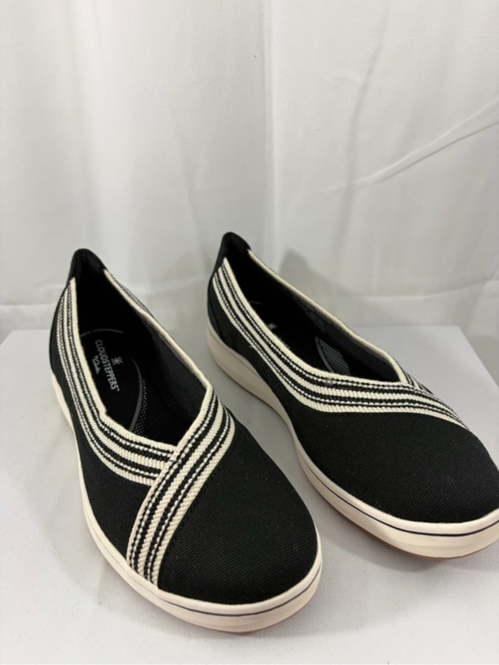 NWT Clarks Cloudsteppers Women’s Size 8 Black Slip-On Knit Sneakers